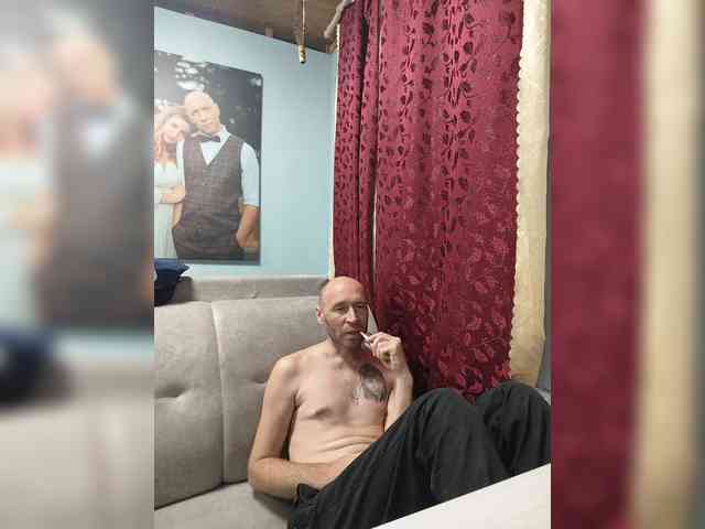 Innokentiy449 live couple cam on bongacams