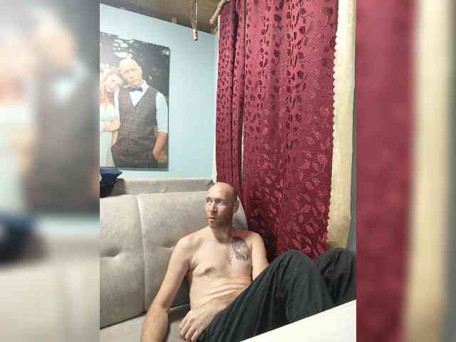 Innokentiy449 live couple cam on bongacams