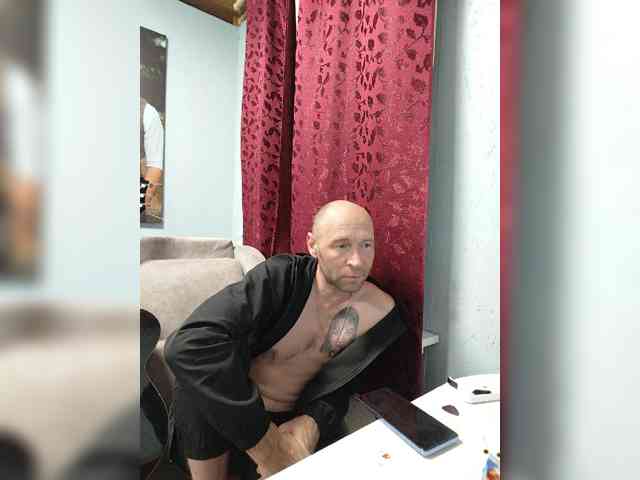 Innokentiy449 live couple cam on bongacams