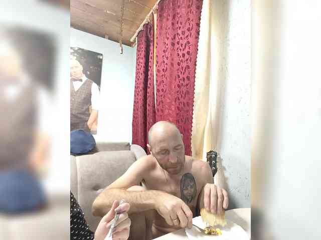 Innokentiy449 live couple cam on bongacams