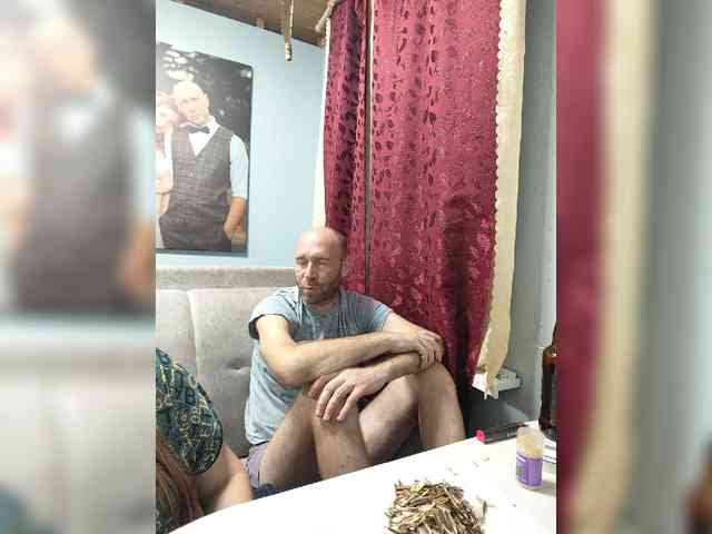 Innokentiy449 live couple cam on bongacams