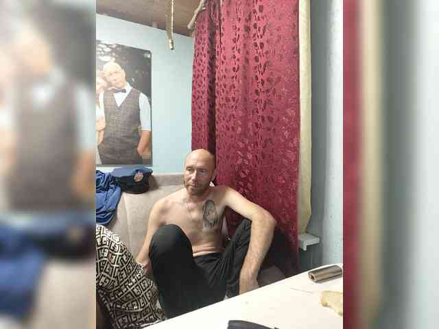 Innokentiy449 live couple cam on bongacams