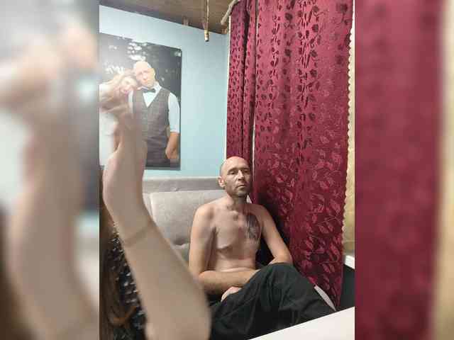 Innokentiy449 live couple cam on bongacams