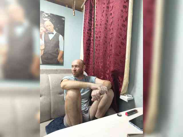 Innokentiy449 live couple cam on bongacams