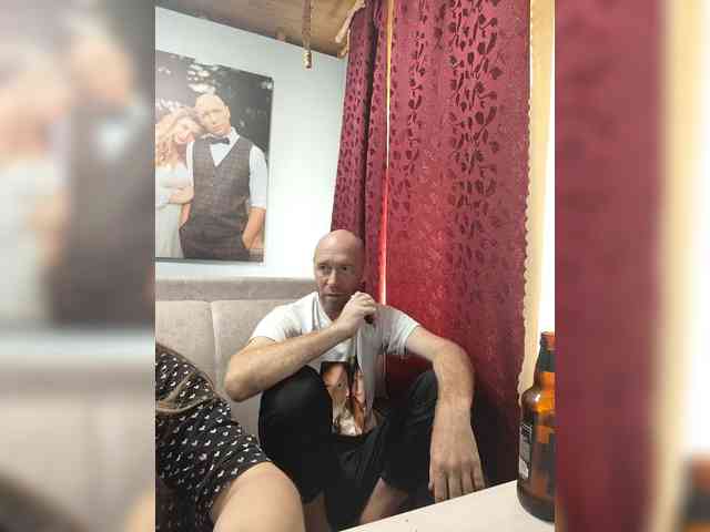 Innokentiy449 live couple cam on bongacams