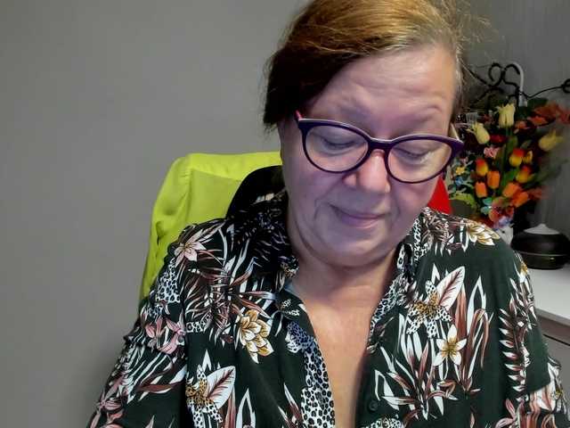 flirty-adele live cam on BongaCams