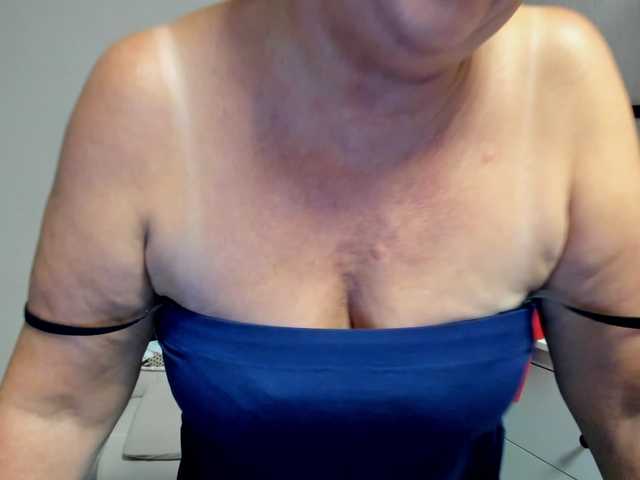 flirty-adele live cam on BongaCams