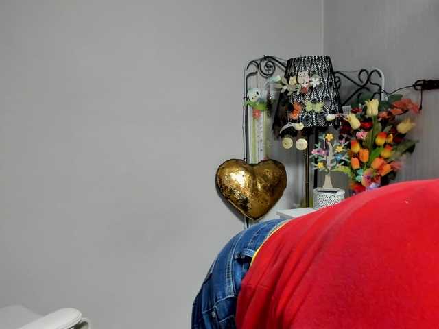 flirty-adele live cam on BongaCams