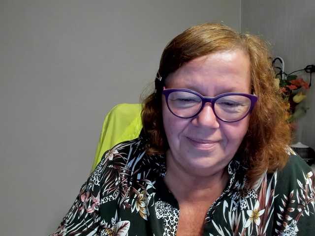 flirty-adele live cam on BongaCams
