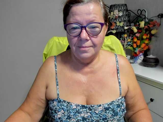 flirty-adele live cam on BongaCams