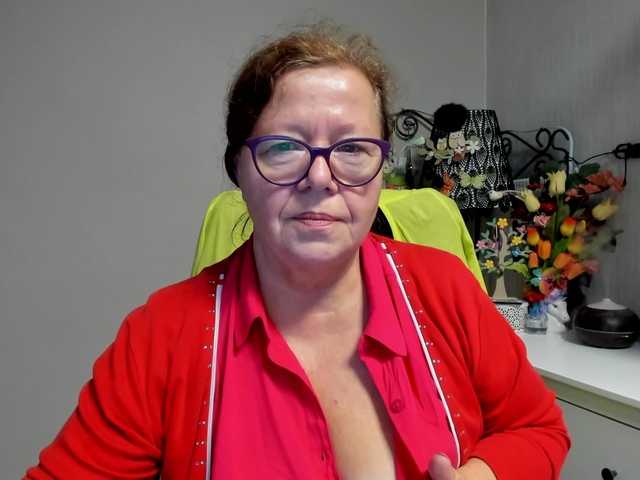 flirty-adele live cam on BongaCams