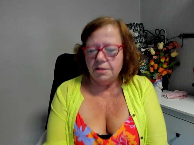 flirty-adele live cam on BongaCams