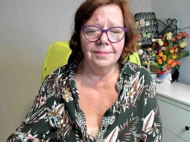 flirty-adele webcam