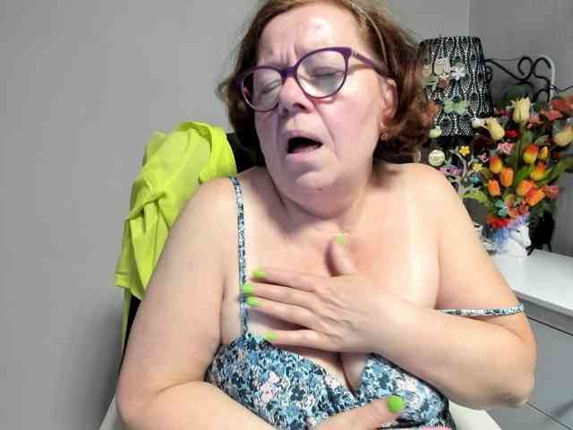 flirty-adele webcam