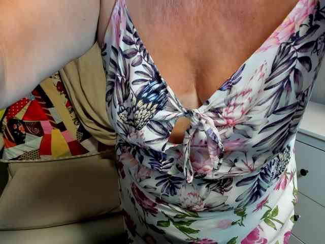 flirty-adele webcam