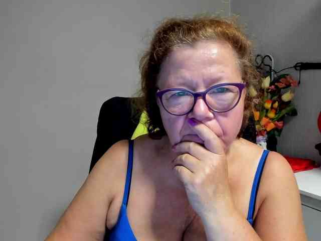 Flirty-adele's cam show statistics and live stream