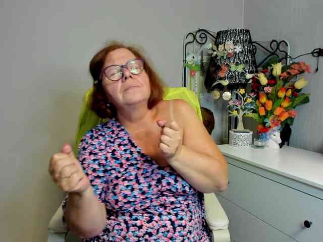 flirty-adele webcam