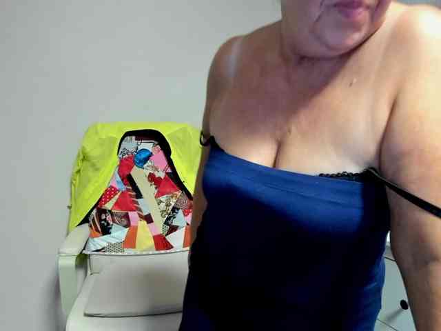 flirty-adele webcam
