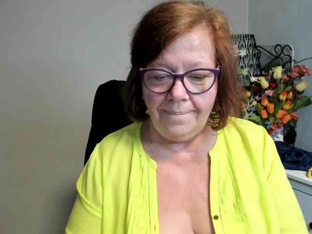 flirty-adele webcam