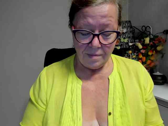 flirty-adele webcam