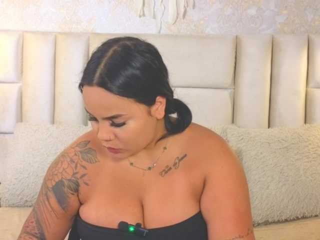 emilyqueen3xx live cam on BongaCams