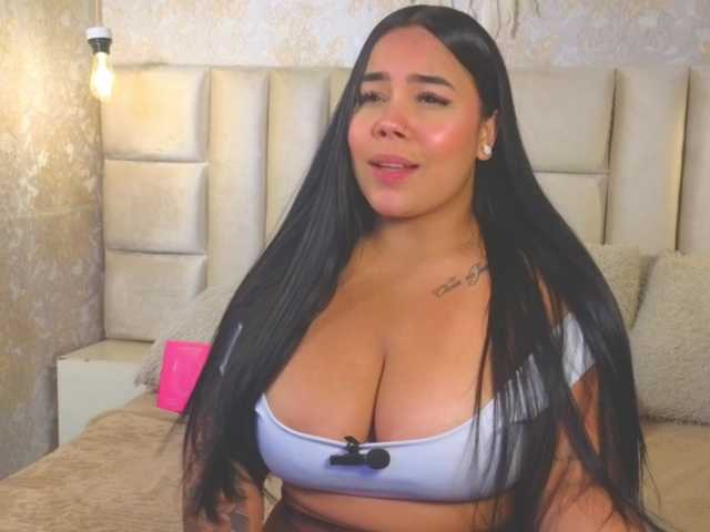 emilyqueen3xx live cam on BongaCams