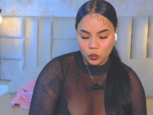 emilyqueen3xx live cam on BongaCams