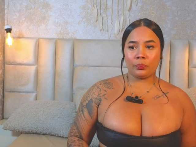 emilyqueen3xx live cam on BongaCams