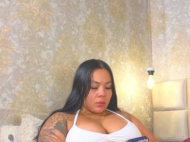 emilyqueen3xx live cam on BongaCams