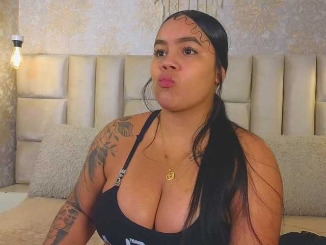 emilyqueen3xx live cam on BongaCams