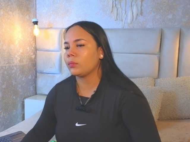 EmilyQueen3xx — live female cam