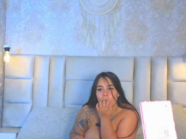 emilyqueen3xx live cam on BongaCams