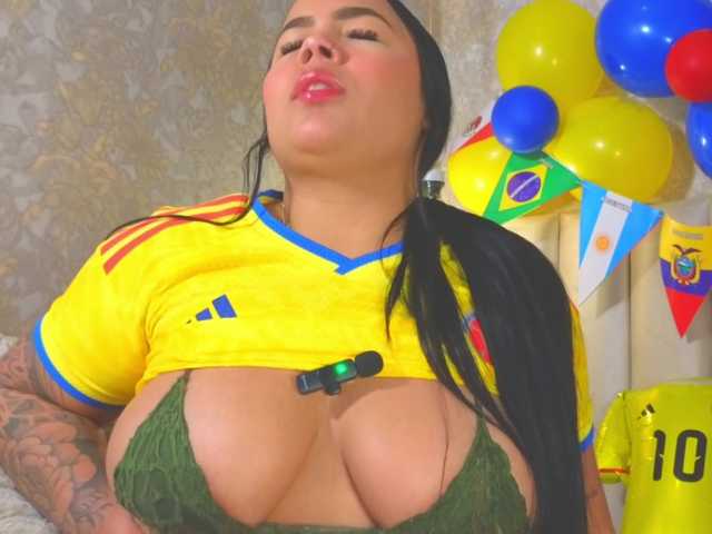 emilyqueen3xx live cam on BongaCams
