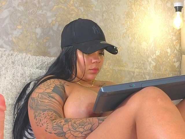 emilyqueen3xx live cam on BongaCams