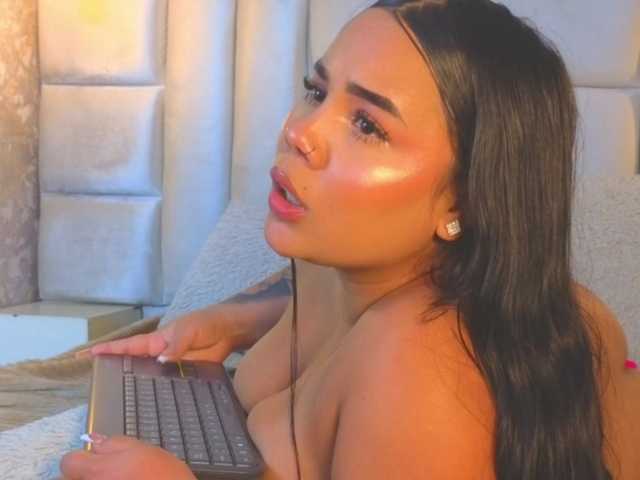 emilyqueen3xx live cam on BongaCams
