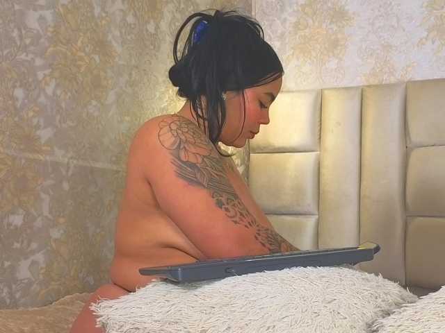 emilyqueen3xx live cam on BongaCams