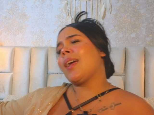 emilyqueen3xx live cam on BongaCams