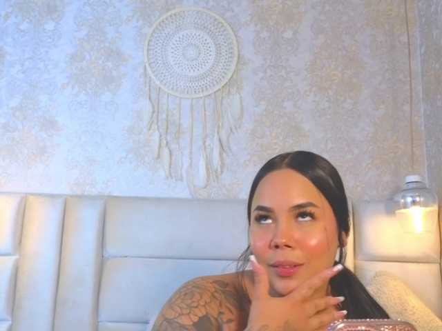 emilyqueen3xx live cam on BongaCams