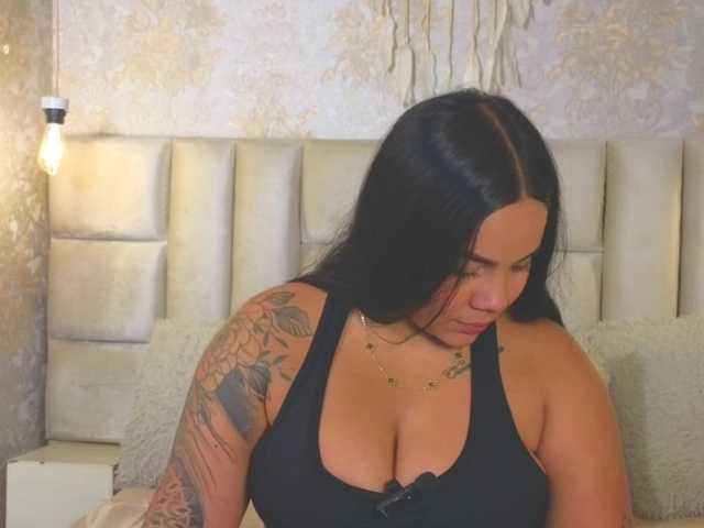 emilyqueen3xx live cam on BongaCams