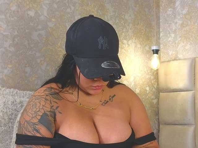 emilyqueen3xx live cam on BongaCams
