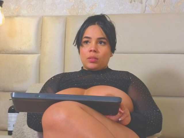 emilyqueen3xx live cam on BongaCams