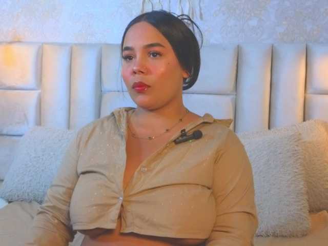 emilyqueen3xx live cam on BongaCams