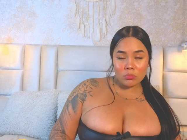 emilyqueen3xx live cam on BongaCams