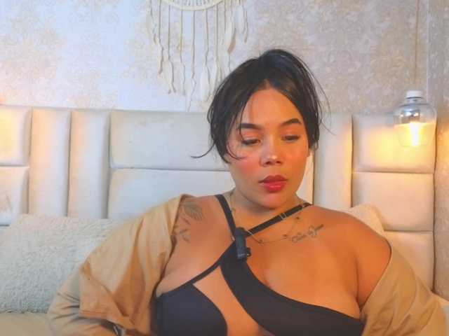 emilyqueen3xx live cam on BongaCams