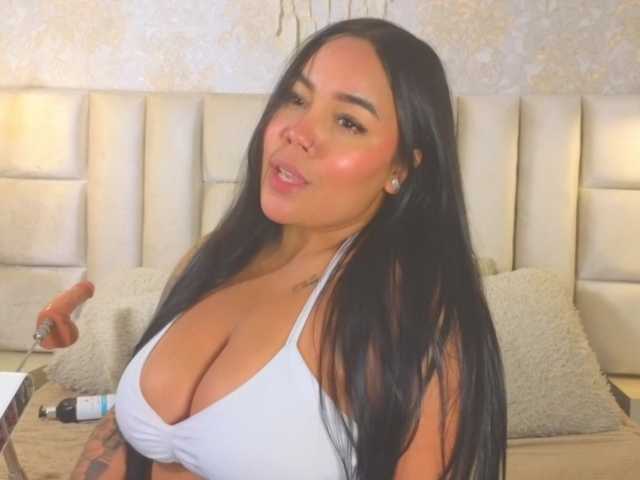 emilyqueen3xx live cam on BongaCams