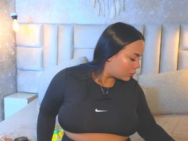 EmilyQueen3xx — live female cam