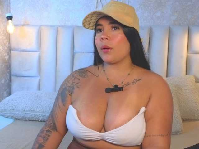 emilyqueen3xx live cam on BongaCams