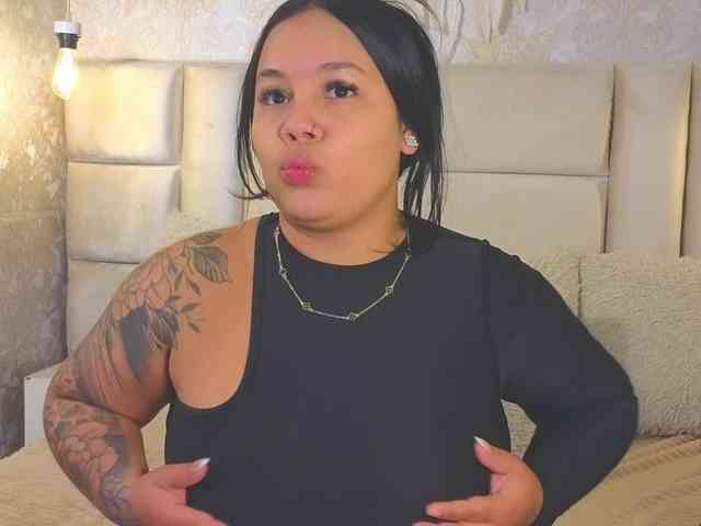 EmilyQueen3xx webcam