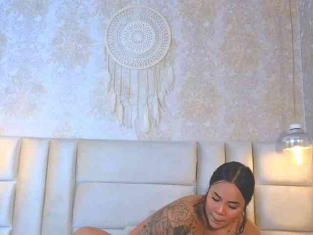 Model: EmilyQueen3xx