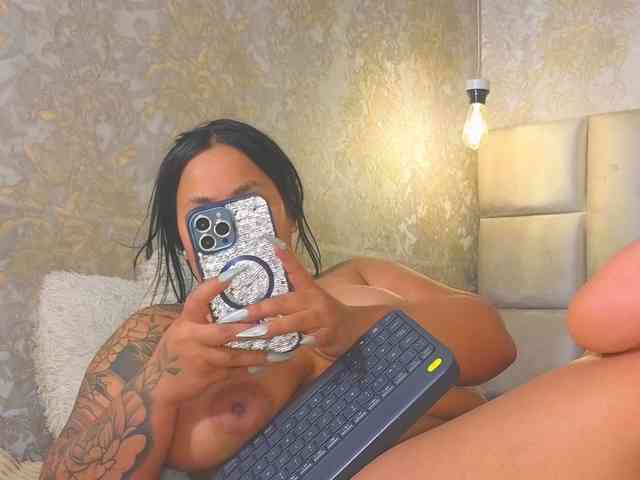 EmilyQueen3xx webcam